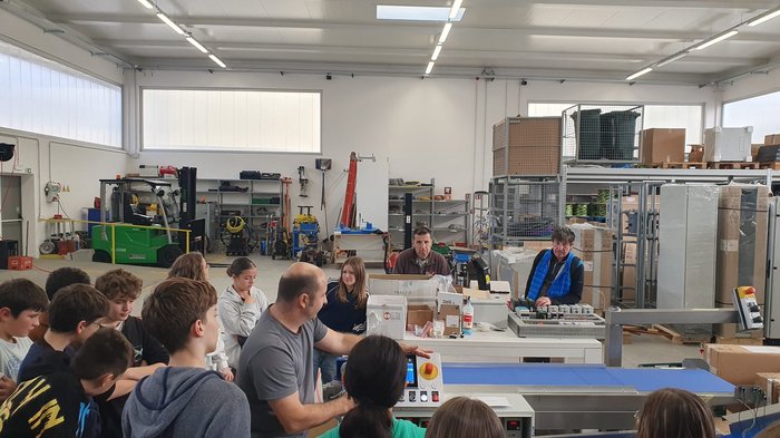 „Anpacken und Gewinnen“ – Karrierechancen im Handwerk entdecken! Gruppe von Jugendlichen bei einer Maschinenführung in einer Werkstatt