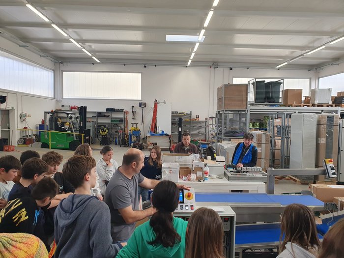 „Anpacken und Gewinnen“ – Karrierechancen im Handwerk entdecken! Gruppe von Jugendlichen bei einer Maschinenführung in einer Werkstatt