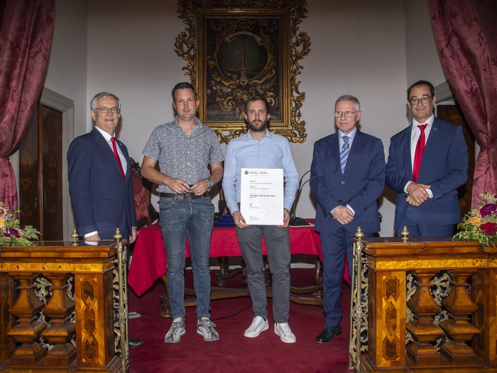 Premio Economia Alto Adige 2023: 6 aziende artigiane di lvh.apa insignite Cinque uomini in una cerimonia di premiazione in una stanza elegante con tappeto rosso