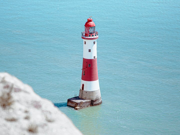 Soluzioni digitali Faro rosso e bianco nel mare blu