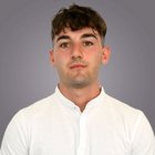 dott. Francesco Cannetti Porträt eines jungen Mannes mit kurzem braunem Haar und weißem Hemd vor grauem Hintergrund