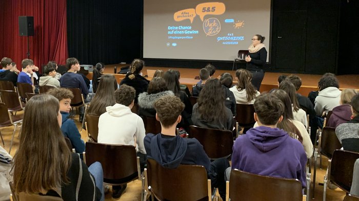 Mittelschule „Carl Wolf“: Einblicke in die Welt der Berufe im Handwerk und dem Gastgewerbe Schüler hören Vortrag in Aula mit Präsentation auf Leinwand