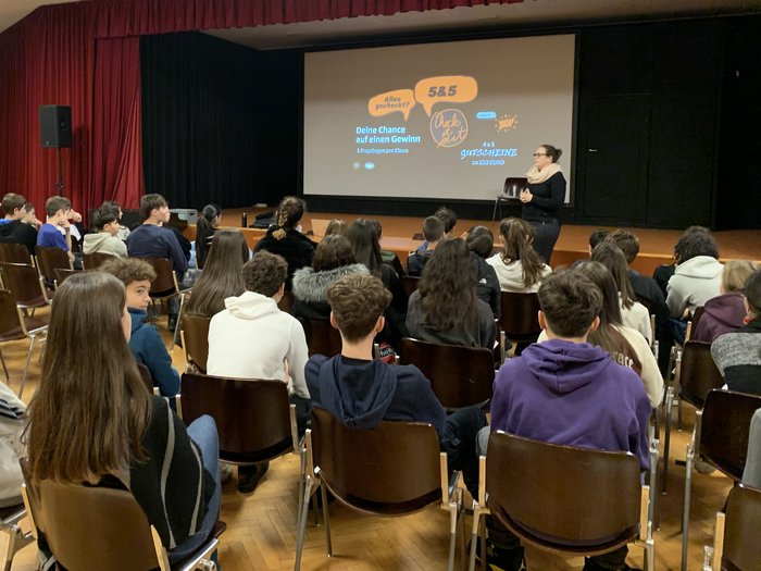 Scuola media “Carl Wolf”: uno sguardo al mondo dell'artigianato e della ristorazione Studenti ascoltano una lezione in aula con proiezione su schermo