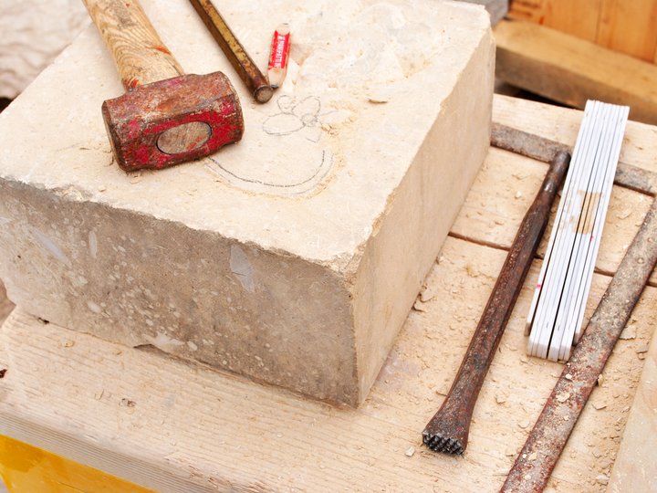 Ausbildung Werkzeuge auf einem Steinblock für Steinmetzarbeiten