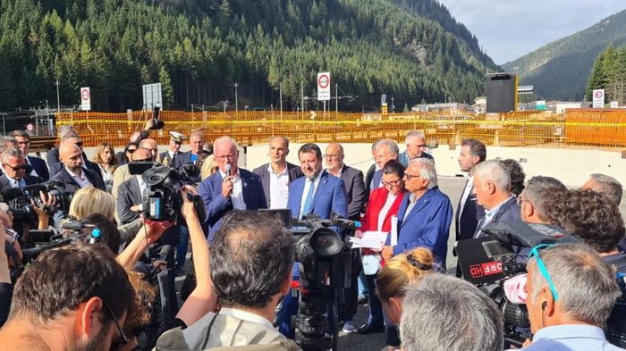 „Wir brauchen dringend Lösungen“ Pressekonferenz im Freien mit mehreren Personen und Kameras vor Bergkulisse