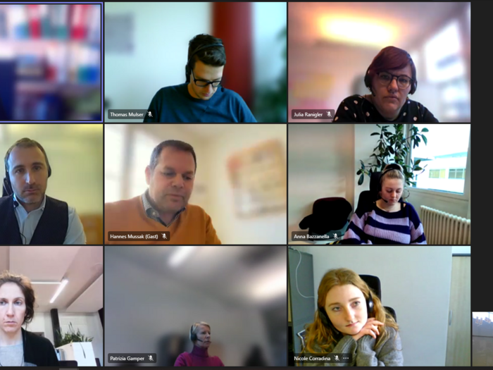 Una missione chiamata sostenibilità Videoconferenza con più partecipanti in finestre separate sullo schermo