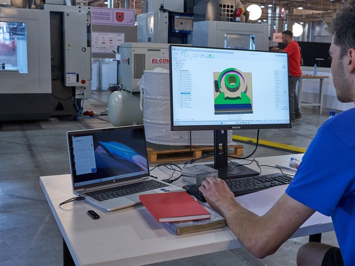 Formazione di maestro artigiano per congegnatori meccanici e attrezzisti - Posti liberi Uomo lavora su progetto CAD su PC in ambiente di produzione industriale