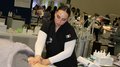 WorldSkills 2022: “Entrambe hanno dato tutto!“ Donna con bandiera italiana sulla divisa che fa massaggio al braccio durante gara