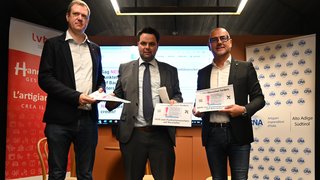 Kernthemen 2024 Drei Männer halten Unterschriftslisten gegen Punkteführerschein auf Baustellen