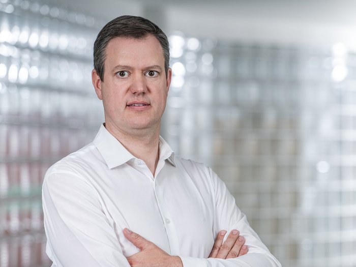 lvh.apa lancia l’allarme: l’esplosione dei prezzi dei carburanti mette sotto pressione l’artigianato Uomo con camicia bianca con le braccia incrociate davanti a sfondo chiaro