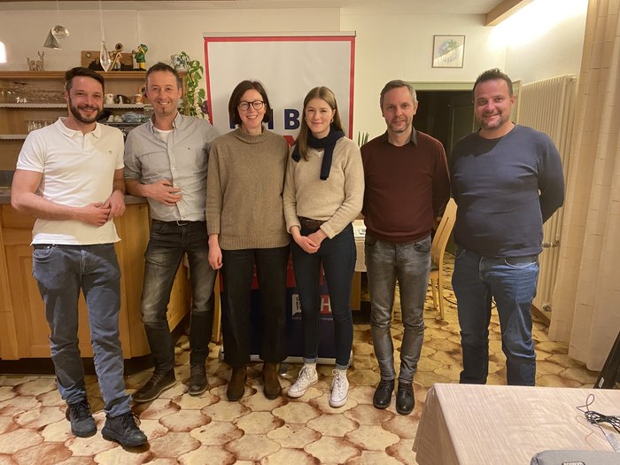 Dieter Happcher riconfermato presidente a San Candido Sei persone sorridenti in piedi davanti a un banner in una stanza