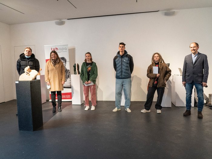 „Kunst ist schön“ Sechs Personen stehen in einem Ausstellungsraum mit Skulpturen auf Sockeln