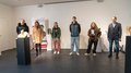 „Kunst ist schön“ Sechs Personen stehen in einem Ausstellungsraum mit Skulpturen auf Sockeln