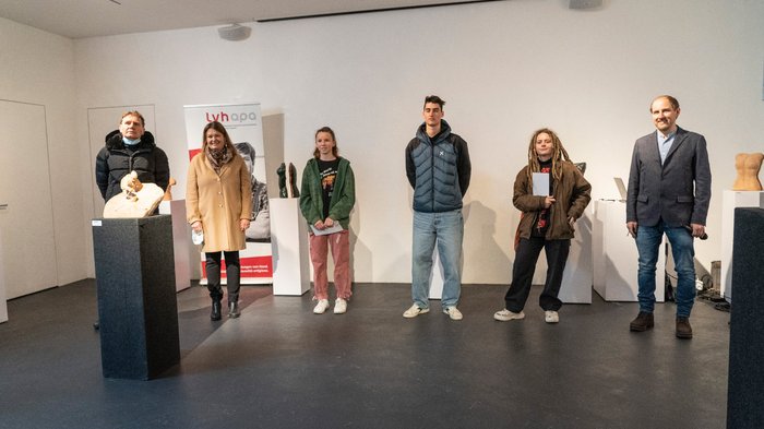 „Kunst ist schön“ Sechs Personen stehen in einem Ausstellungsraum mit Skulpturen auf Sockeln