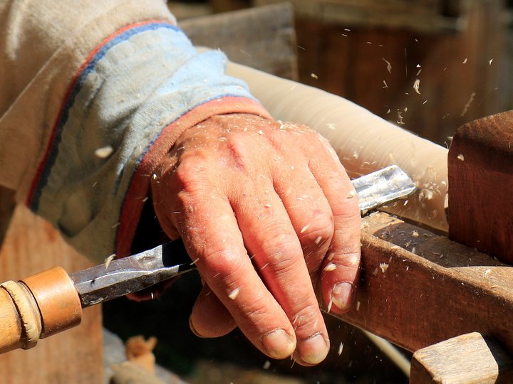 Ausbildung Hand eines Handwerkers bearbeitet Holz mit einem Meißel