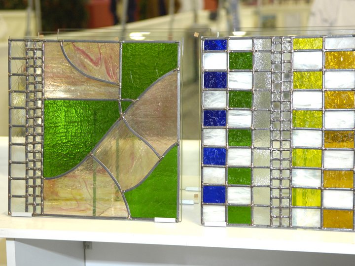 Ausbildung Zwei dekorative Glasplatten mit farbigen Mustern aus Grün, Blau, Gelb und Rot