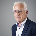 Das lvh-Team Porträt eines älteren Mannes mit Brille in Anzug vor grauem Hintergrund