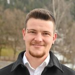 Bozen Land Porträt eines lächelnden Mannes mit kurzem Haar und Bart im Freien