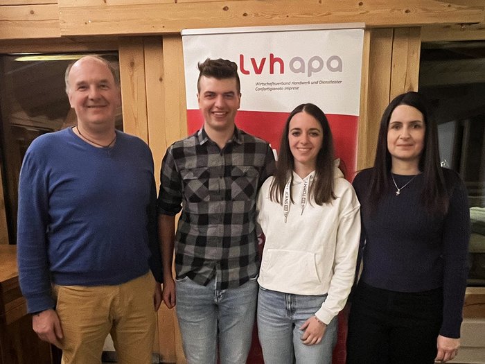 Rodeneck setzt auf Leistung und Nachwuchs Vier Personen stehen vor einem lvhapa-Banner in einem Holzraum
