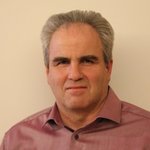 Oberpustertal Porträt eines älteren Mannes mit grauem Haar in lila Hemd vor hellem Hintergrund