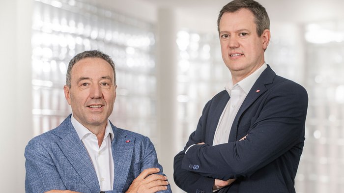 Impianti di video-allarme antirapina: nuovi contributi Due uomini in abiti con le braccia incrociate davanti a uno sfondo chiaro