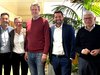 Home Fünf Personen in einem Innenraum vor Pflanzen posierend, lächelnd.