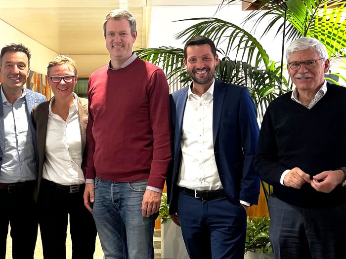 Handwerk und Gemeinden im Dialog – lvh setzt auf konstruktive Zusammenarbeit Fünf Personen in einem Innenraum vor Pflanzen posierend, lächelnd.