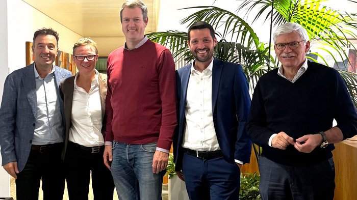 Handwerk und Gemeinden im Dialog – lvh setzt auf konstruktive Zusammenarbeit Fünf Personen in einem Innenraum vor Pflanzen posierend, lächelnd.