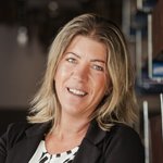 Unterpustertal/Gadertal Porträt einer lächelnden Frau mit blondem Haar und schwarzem Blazer