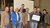 Un gruppo posa con un grande assegno da 120.213,80 euro