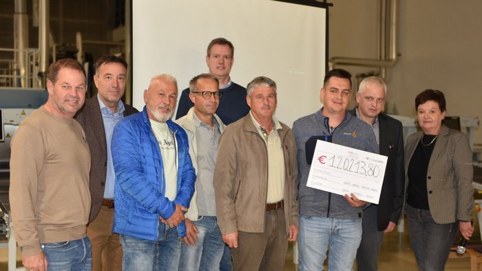 I conciatetti si preparano al futuro Un gruppo posa con un grande assegno da 120.213,80 euro