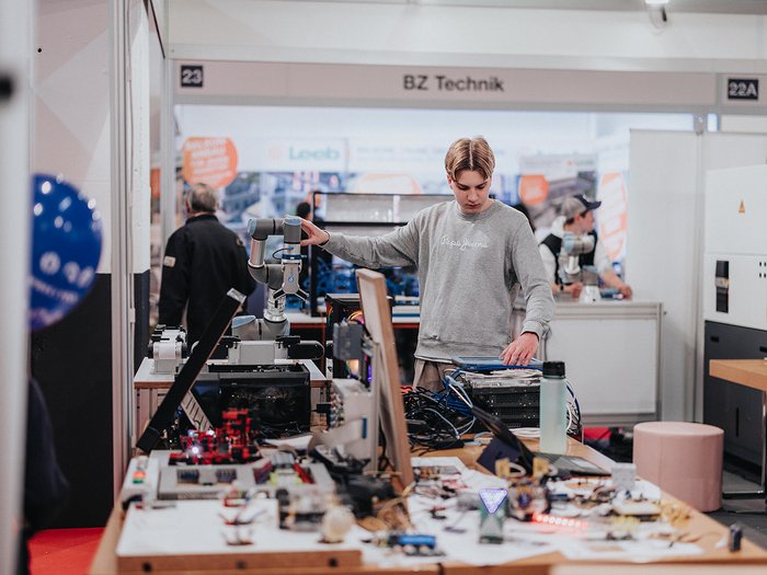 Gran successo della Fiera dell’Economia della Val d‘Isarco: circa 20.000 visitatori entusiasti Giovane uomo che utilizza un braccio robotico a una fiera tecnologica