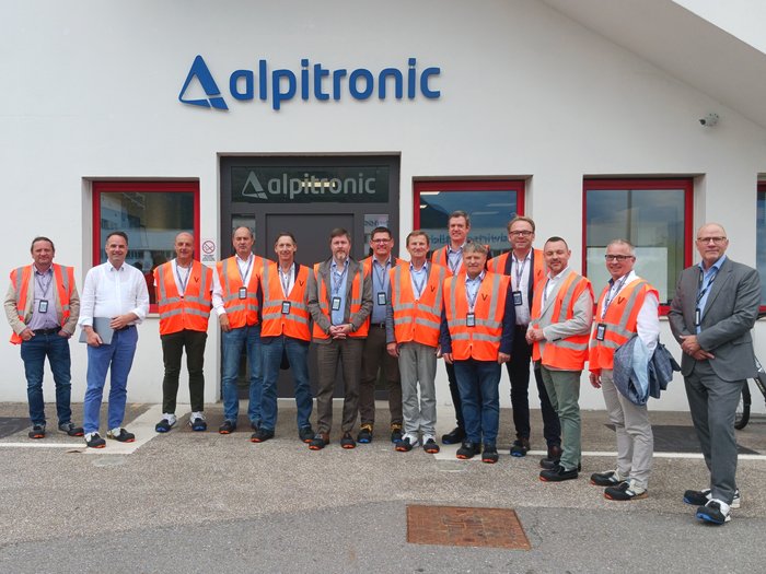 DACHSL-Tagung 2025 in Bozen: Austausch über Zukunftsthemen des Handwerks Gruppe von Männern in Warnwesten vor dem Alpitronic Gebäude