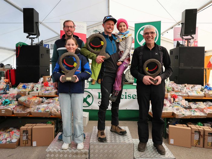 Wo Handwerk auf Pistengaudi trifft: lvh-Wintersportfest begeistert Drei Sieger stehen auf Podesten mit Trophäen während einer Preisverleihung