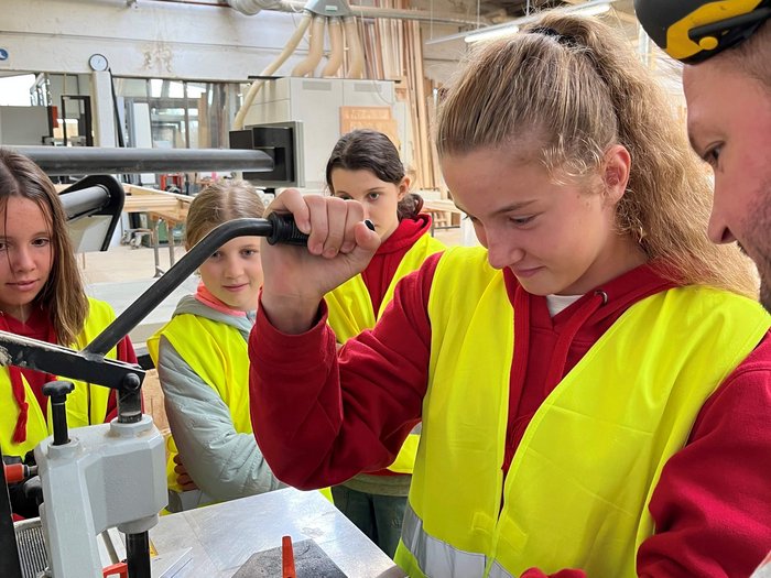 Visita scolastica Rio di Pusteria Adolescenti imparano a lavorare il legno in officina con istruttore