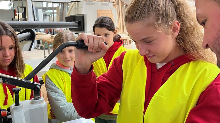 Schulbesuch in Mühlbach Jugendliche lernen Holz bearbeiten in einer Werkstatt mit Anleitung