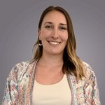 Das lvh-Team Porträt einer lächelnden Frau mit buntem Schal vor grauem Hintergrund