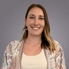 3-099-2612 Porträt einer lächelnden Frau mit buntem Schal vor grauem Hintergrund