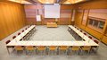 Vermietung Seminarräume Gut ausgestatteter Konferenzraum mit U-förmig angeordneten Tischen und Stühlen
