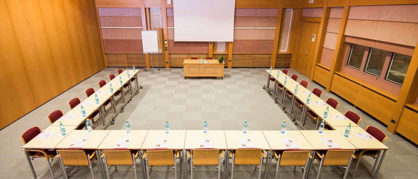 Affitto aule seminari Sala conferenze attrezzata con tavoli e sedie disposti a forma di U