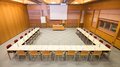 Affitto aule seminari Sala conferenze attrezzata con tavoli e sedie disposti a forma di U
