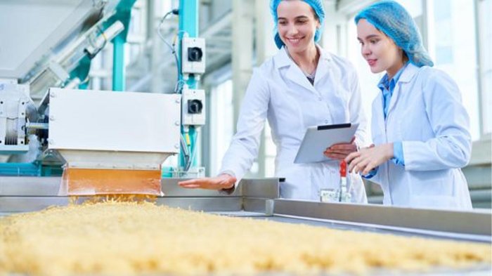 WIFO-Wirtschaftsbarometer Herbst 2023 - Geschäftsklima im Verarbeitenden Gewerbe leicht verschlechtert Zwei Frauen in Laborkitteln überwachen Nudelproduktion in Fabrik