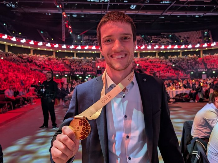 Titolo europeo per i giovani artigiani altoatesini: lvh si congratula per i successi straordinari agli EuroSkills 2025 Giovane uomo sorride mostrando la medaglia d'oro a una cerimonia di premiazione