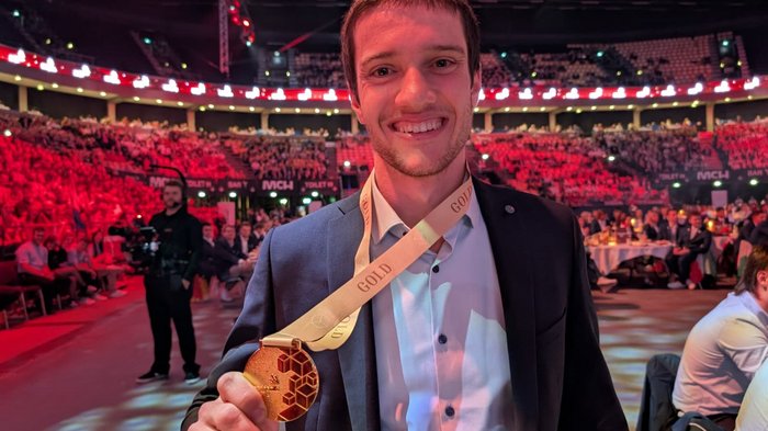 Europameister-Titel für Südtirols Junghandwerker: lvh gratuliert zu herausragenden Erfolgen bei den EuroSkills 2025 Junger Mann zeigt stolz seine Goldmedaille bei einer Preisverleihung