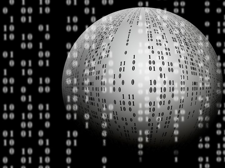 Fakten zum Thema Kugel mit Binärcode-Mustern vor schwarzem Hintergrund mit fallenden binären Zahlen