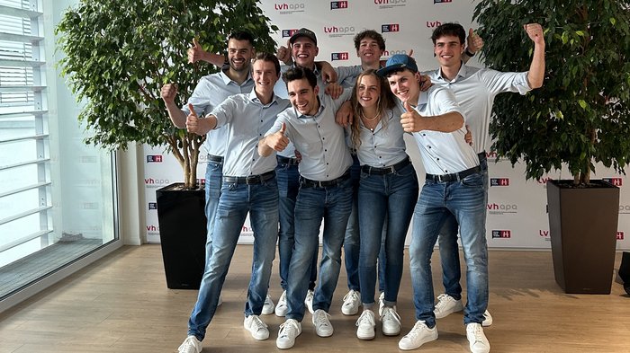 Aperitivo WorldSkills alla Casa dell'Artigianato Un gruppo di giovani in jeans e camicie con il pollice alzato che sorridono