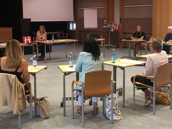 Handwerkerfrauen im Gespräch mit Landesrätin Deeg Menschen sitzen in einem Konferenzraum mit Abstand bei einer Besprechung