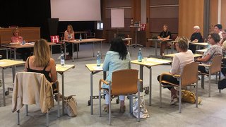 News Menschen sitzen in einem Konferenzraum mit Abstand bei einer Besprechung