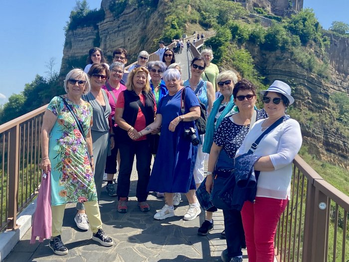 Frauen im Handwerk auf Entdeckungstour Gruppe von Frauen auf einer Brücke vor einer alten Bergfestung bei sonnigem Wetter