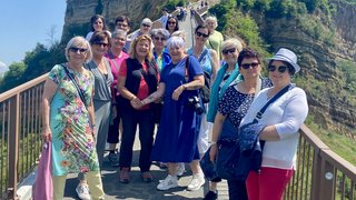 News Gruppe von Frauen auf einer Brücke vor einer alten Bergfestung bei sonnigem Wetter